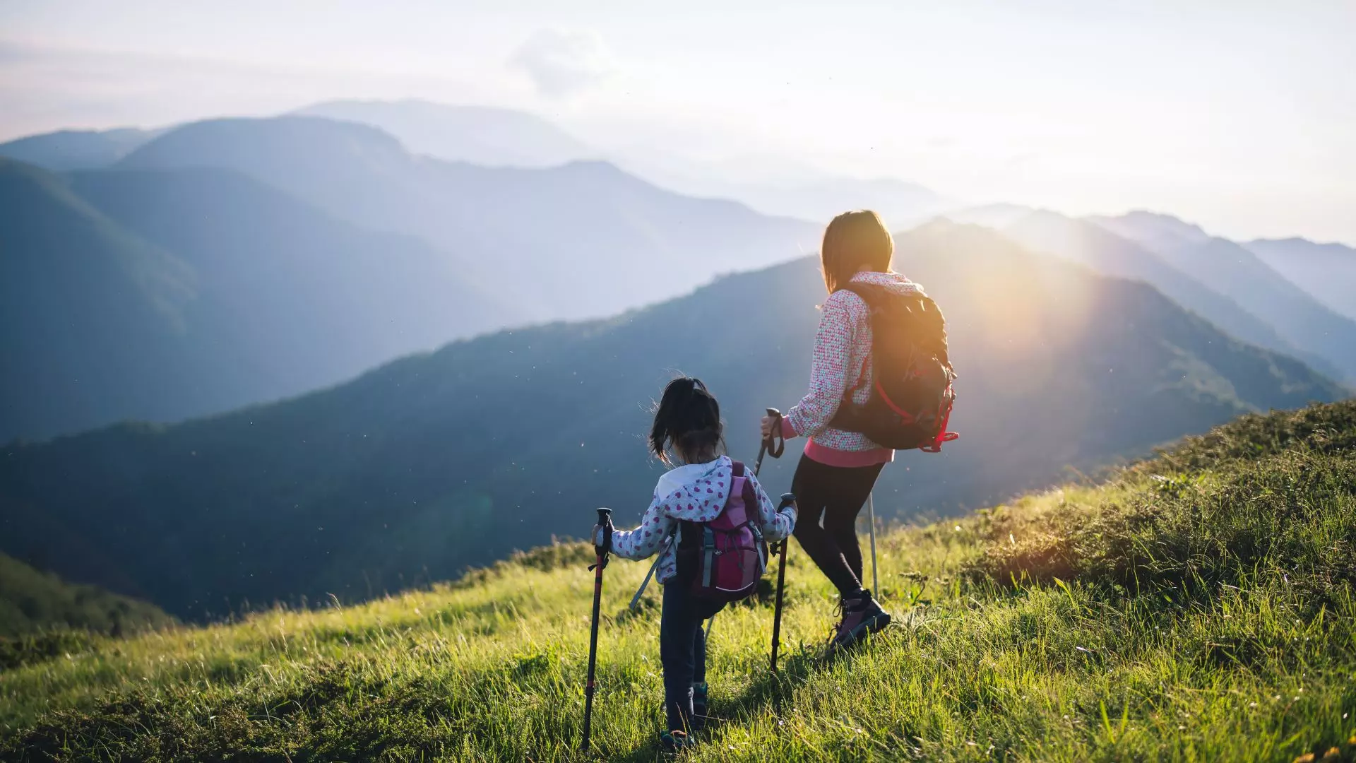vacanza genitori single, mamma e figli a in montagna durante un'escursione